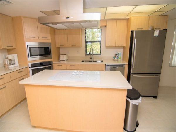 Sanibel End Condo Located on Beach with Communal Pool