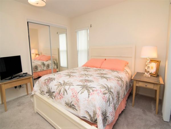 Sanibel End Condo Located on Beach with Communal Pool