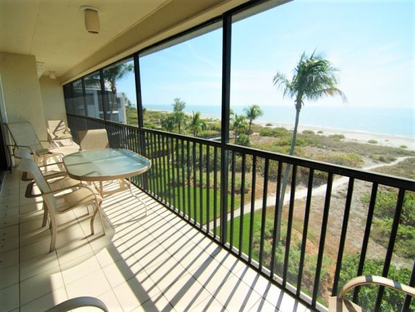 Sanibel End Condo Located on Beach with Communal Pool