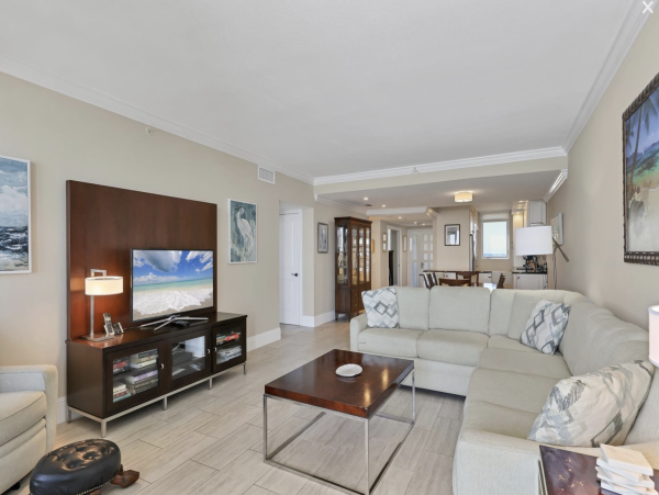 Luxury Gulf Front Condo Longboat key Best Location Between Longboat Key Club & St Regis