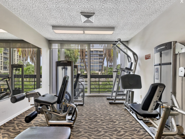 Luxury Gulf Front Condo Longboat key Best Location Between Longboat Key Club & St Regis