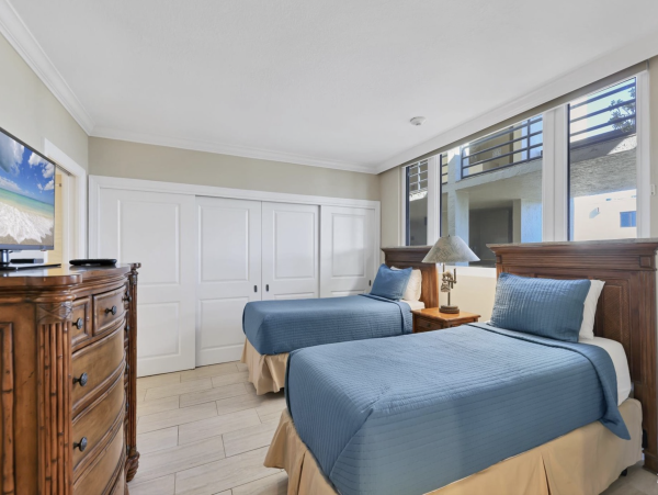 Luxury Gulf Front Condo Longboat key Best Location Between Longboat Key Club & St Regis