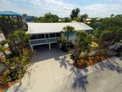 Two Bedroom Condo, 1 block to Beach