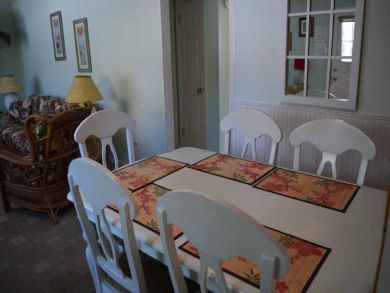 Two Bedroom Condo, 1 block to Beach