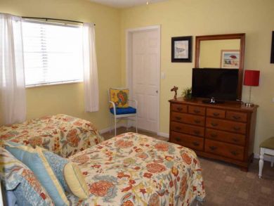 Two Bedroom Condo, 1 block to Beach