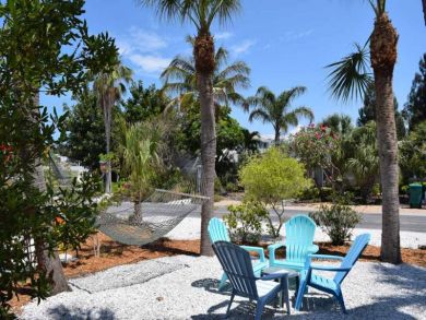 Two Bedroom Condo, 1 block to Beach