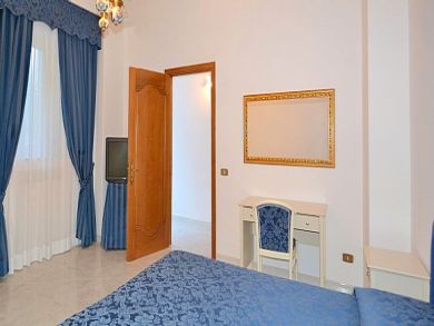 Bedroom With Queen Bed