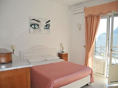 Bedroom With Queen Bed