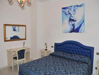Bedroom With Queen Bed