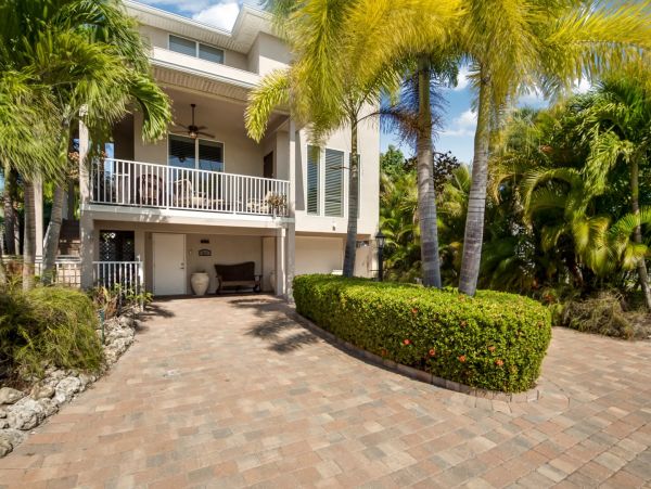 Luxury 4 Bedroom Fort Myers Vacation Home with Private Pool