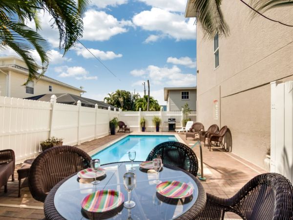 Luxury 4 Bedroom Fort Myers Vacation Home with Private Pool
