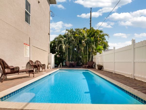 Luxury 4 Bedroom Fort Myers Vacation Home with Private Pool