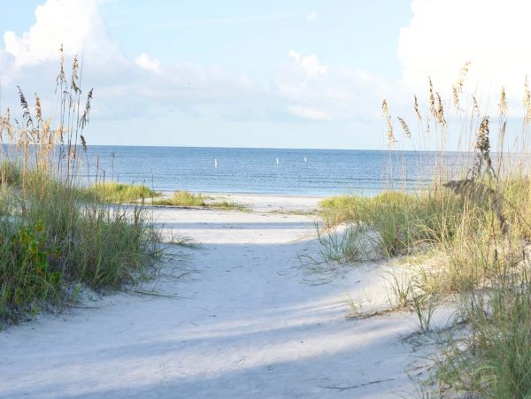 Luxury 4 Bedroom Fort Myers Vacation Home with Private Pool