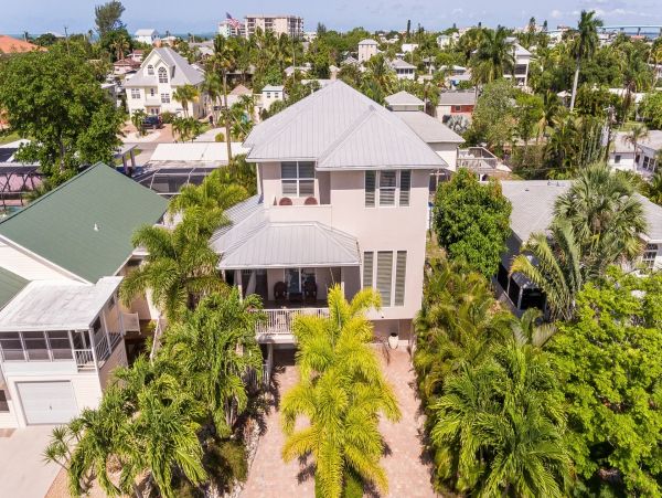 Luxury 4 Bedroom Fort Myers Vacation Home with Private Pool