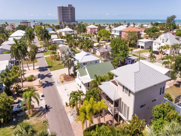 Luxury 4 Bedroom Fort Myers Vacation Home with Private Pool