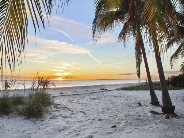 Luxury 4 Bedroom Fort Myers Vacation Home with Private Pool