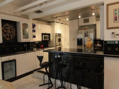 Modern kitchen with breakfast bar