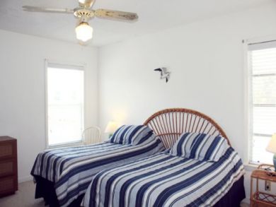 Guest bedroom with twin bed Guest bedroom with twin bed