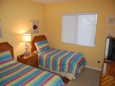 Guest Bedroom with Twin Beds Guest Bedroom with Twin Beds