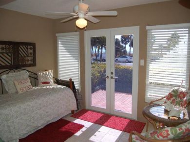 Extra sleeping Area has Day Bed with Trundle Extra sleeping Area has Day Bed with Trundle