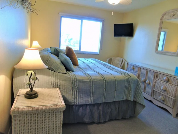 Siesta Key Vacation Condo with Great Views and Walk to Beach