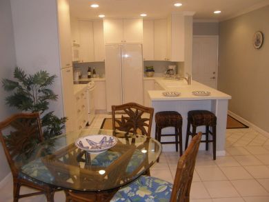 Full Kitchen & Dining Area
