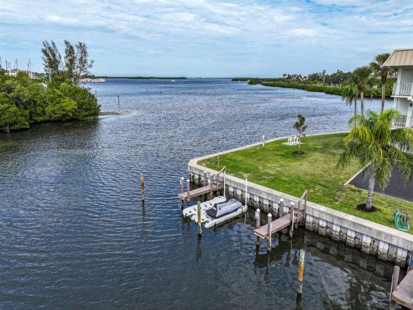 Longboat Key Walk to Beach Two Bedroom Vacation Condo