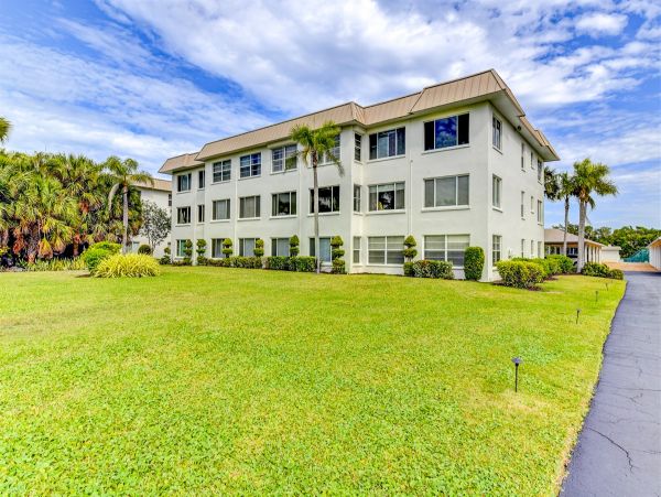 Longboat Key Walk to Beach Two Bedroom Vacation Condo