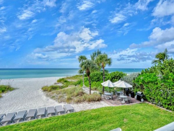 Longboat Key Townhouse with Two Bedrooms Sleeps 4