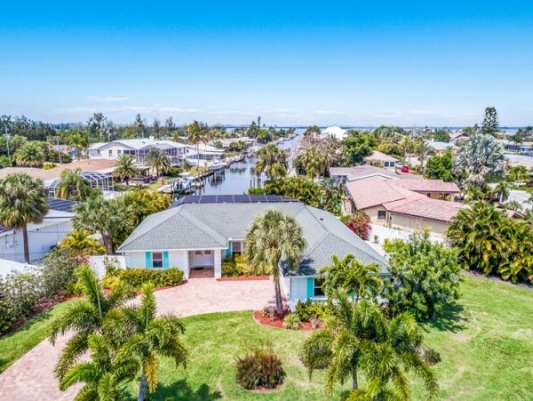 Three Bedroom Vacation Rental Large Screened Pool