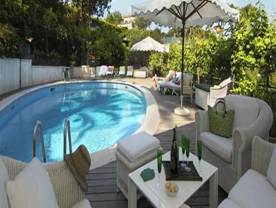 Swimming pool with living area