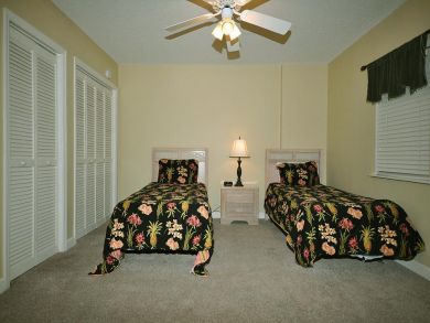 Bedroom 5 with twin beds