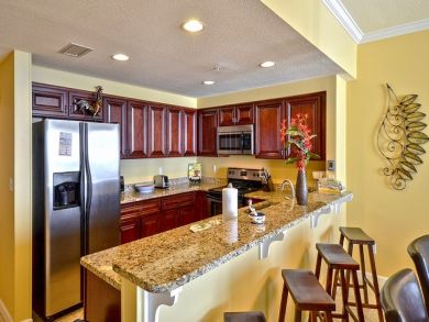 Fully equipped kitchen with breakfast bar