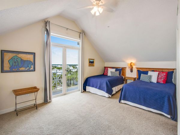 Four Bedroom Vacation Rental Sleeps 11 Guests in Destin