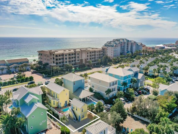 Five Bedrooms Destin Vacation Home Short Walk to Beaches