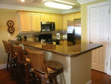 Fully equipped kitchen with b reakfast bar