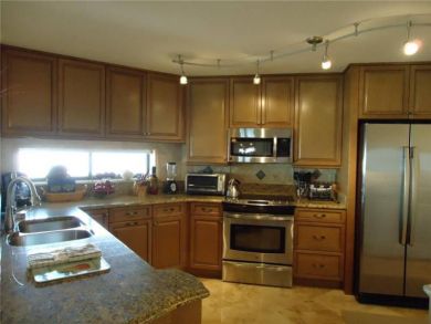 Fully equipped kitchen with granite counter tops Fully equipped kitchen with granite counter tops