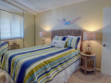 Bedroom - Queen bed Bedroom - Queen bed