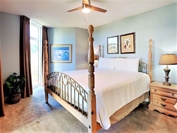 Beachfront Three Bedroom Vacation Condo in Destin
