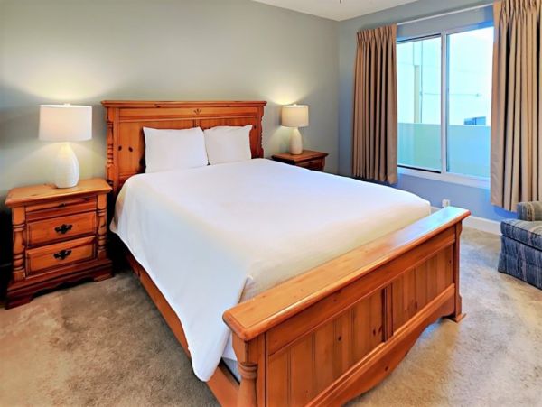Beachfront Three Bedroom Vacation Condo in Destin