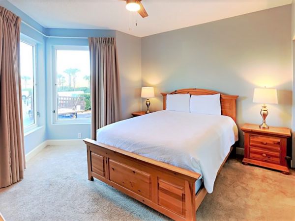 Beachfront Three Bedroom Vacation Condo in Destin