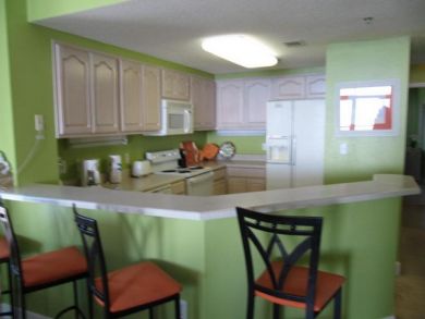 Fully equipped kitchen with breakfast bar