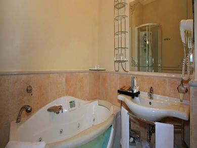 Jacuzzi tub in all bathrooms Jacuzzi tub in all bathrooms