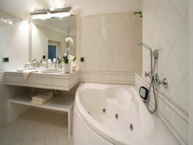 Jacuzzi tub in master bedroom Jacuzzi tub in master bedroom
