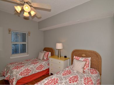 Bedroom 3 with twin beds