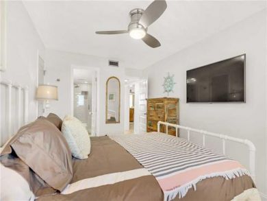 Bedroom - Queen bed