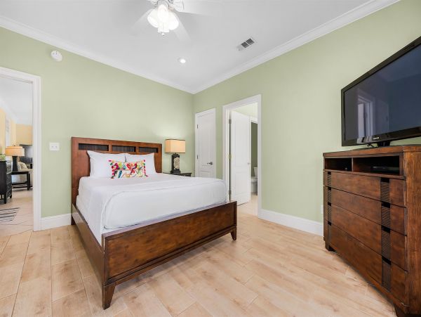 Destin Rental Six Bedrooms Close to 100 Yards to Beach