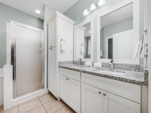 Destin Rental Six Bedrooms Close to 100 Yards to Beach