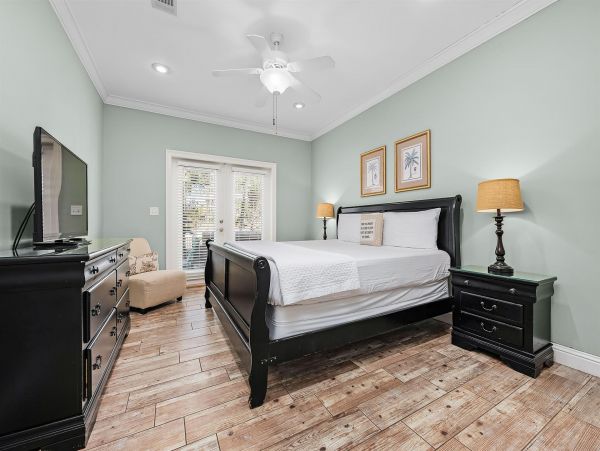 Destin Rental Six Bedrooms Close to 100 Yards to Beach