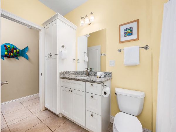 Destin Rental Six Bedrooms Close to 100 Yards to Beach